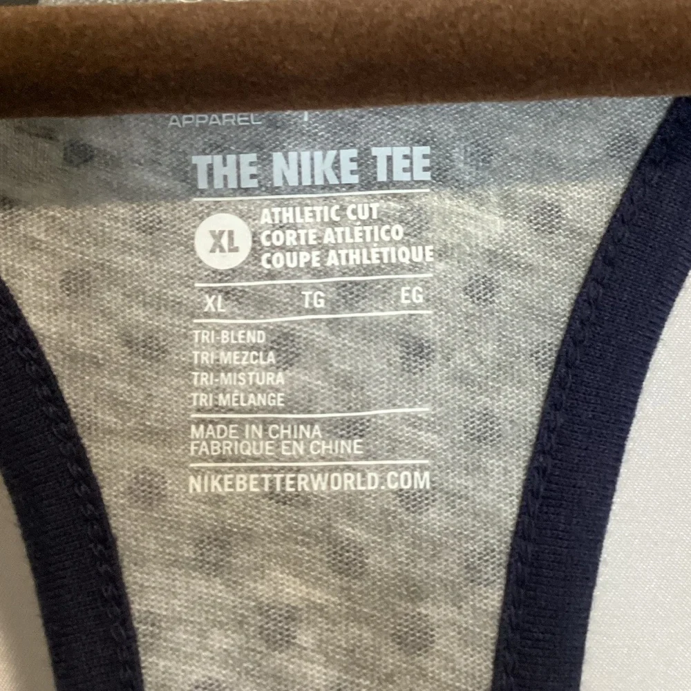 1241. Women’s Nike Chicago Bears Grey & Blue Tank EUC Size XL - Picture 3 of 3